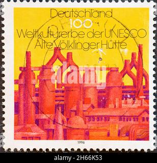 DEUTSCHLAND - UM 1996 eine Briefmarke aus Deutschland, die die historischen Industrieanlagen des Stahlwerks Alter Völklinger Hütte zeigt. UNESCO Welt c Stockfoto