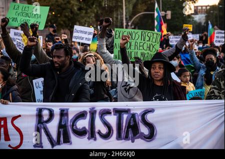 Madrid, Spanien. November 2021. Während einer Demonstration gegen Rassismus werden Menschen protestiert. Quelle: Marcos del Mazo/Alamy Live News Stockfoto