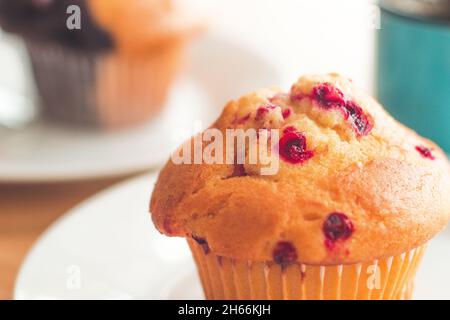 Selektiver Fokus Blueberry Muffins in einem Korb gebackene Heidelbeer Muffins kühlen mit warmem Licht Stockfoto