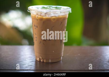 eisgekühlter Latte-Kaffee in einem hohen Glas. Kalter Sommerdrink Hintergrund Stockfoto
