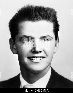 1954 , USA : der gefeierte amerikanische Schauspieler JACK NICHOLSON ( geboren 1937 ), als ein Junge im Alter von 17 , Foto auf High School Yearbook . Unbekannter Fotograf .- GESCHICHTE - FOTO STORICHE - ATTORE - FILM - KINO - TEENAGER - personalità da giovani giovane - Persönlichkeit Persönlichkeiten, als jung war - INFANZIA - KINDHEIT - BAMBINO - BAMBINI - KINDER - KIND - Lächeln - sorriso --- ARCHIVIO GBB Stockfoto