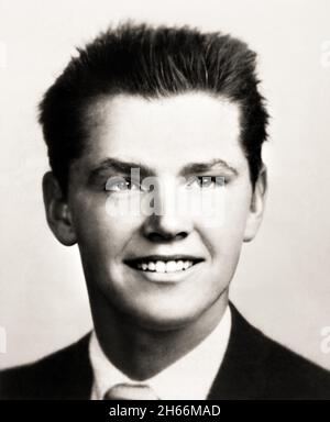 1954 , USA : der gefeierte amerikanische Schauspieler JACK NICHOLSON ( geboren 1937 ), als ein Junge im Alter von 17 , Foto auf High School Yearbook . Unbekannter Fotograf .- GESCHICHTE - FOTO STORICHE - ATTORE - FILM - KINO - TEENAGER - personalità da giovani giovane - Persönlichkeit Persönlichkeiten, als jung war - INFANZIA - KINDHEIT - BAMBINO - BAMBINI - KINDER - KIND - Lächeln - sorriso --- ARCHIVIO GBB Stockfoto