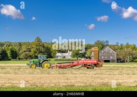 John Deere Traktor sitzt auf einem Feld in Bridgehampton, NY Stockfoto