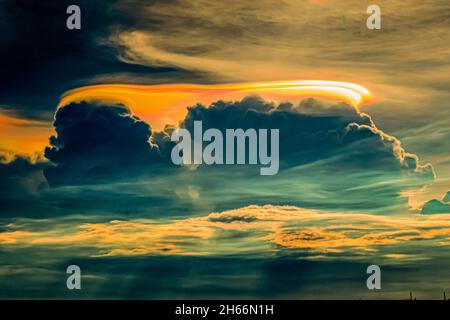 Ein seltener Blick auf eine schillernde Wolke. Feuert Regenbögen oder Regenbogenwolken. Schillernde Pileus Wolke Bunte optische Phänomen Himmel Stockfoto