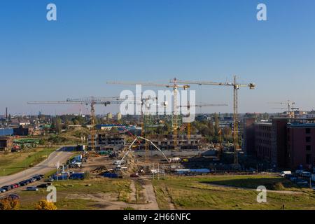 DANZIG, POLEN - 08. Oktober 2021: Das Baugebiet mit Arbeitskränen in der Stadt Danzig, Polen Stockfoto