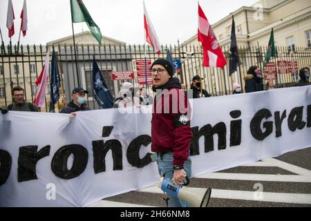 Warschau, Polen. November 2021. Die Mitglieder der Polnischen Jugend (Mlodziez Wszechpolska) singen während des Protestes in Warschau Parolen. Nie dla Masowej Imigracji! ('Nein zur Masseneinwanderung!') - unter diesem Motto protestierten Mitglieder der nationalistischen Organisation „All Polish Youth“ (Mlodziez Wszechpolska) vor dem Rathaus in Warschau gegen illegale Migration und die Lage an der Ostgrenze Polens. Die Demonstranten wollten auch Solidarität mit polnischen Grenzsoldaten, Soldaten und Polizisten zeigen, die die polnisch-weißrussische Grenze verteidigen. Kredit: SOPA Images Limited/Alamy Live Nachrichten Stockfoto