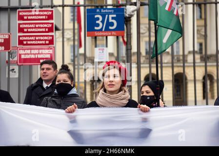 Warschau, Polen. November 2021. Die Mitglieder der Polnischen Jugend (Mlodziez Wszechpolska) singen während des Protestes in Warschau Parolen. Nie dla Masowej Imigracji! ('Nein zur Masseneinwanderung!') - unter diesem Motto protestierten Mitglieder der nationalistischen Organisation „All Polish Youth“ (Mlodziez Wszechpolska) vor dem Rathaus in Warschau gegen illegale Migration und die Lage an der Ostgrenze Polens. Die Demonstranten wollten auch Solidarität mit polnischen Grenzsoldaten, Soldaten und Polizisten zeigen, die die polnisch-weißrussische Grenze verteidigen. Kredit: SOPA Images Limited/Alamy Live Nachrichten Stockfoto