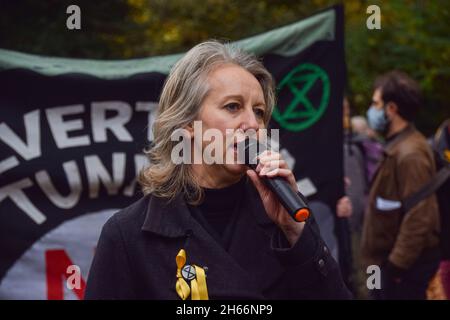 London, Großbritannien. November 2021. Der Mitbegründer der Extinction Rebellion, Gail Bradbrook, spricht während des Protestes auf den Lincoln's Inn Fields.die Demonstranten der Extinction Rebellion marschierten durch die Stadt und untergruben die Lord Mayor's Show aus Protest gegen das "Scheitern" der COP26-Klimakonferenz. Die Lord Mayor's Show ist eine öffentliche Parade anlässlich der Einweihung des neuen Lord Mayor der City of London, dem Finanzdistrikt der Hauptstadt. Kredit: SOPA Images Limited/Alamy Live Nachrichten Stockfoto