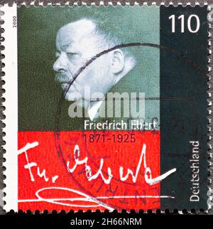 DEUTSCHLAND - UM 2000: Eine Briefmarke aus Deutschland, die ein Porträt mit der Unterschrift des deutschen Sozialdemokraten und Politikers Friedrich Ebert zeigt Stockfoto