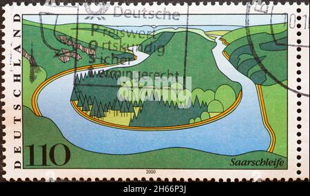 DEUTSCHLAND - UM 2000: Eine Briefmarke aus Deutschland, die die Saar mit der Saar-Schleife zeigt Stockfoto