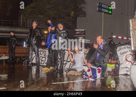 Polizeibeamte verwendeten Wasserwerfer, um Demonstranten während der Demonstration zu zerstreuen.Polizeibeamte von Riot sehen sich Demonstranten gegenüber, als sie sich während einer Pressekonferenz des niederländischen Premierministers Mark Rutte in Den Haag versammelten, um neue Covid-19-Beschränkungen bekannt zu geben. Stockfoto