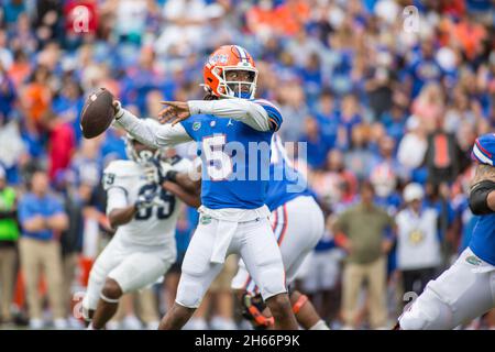 13. November 2021: Florida Gators Quarterback Emory Jones (5) zielt während des NCAA-Fußballspiels zwischen den Samford Bulldogs und den Florida Gators im Ben Hill Griffin Stadium Gainesville, FL auf einen Teamkollegen im Downfield. Jonathan Huff/CSM. Stockfoto