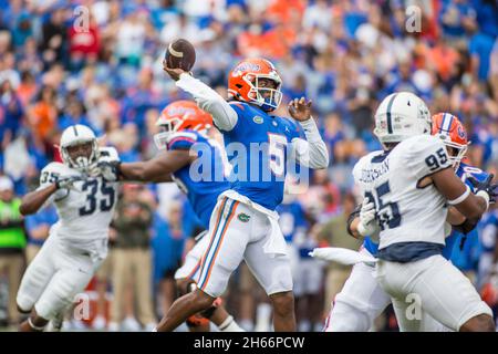 13. November 2021: Florida Gators Quarterback Emory Jones (5) zielt während des NCAA-Fußballspiels zwischen den Samford Bulldogs und den Florida Gators im Ben Hill Griffin Stadium Gainesville, FL auf einen Teamkollegen im Downfield. Jonathan Huff/CSM. Stockfoto