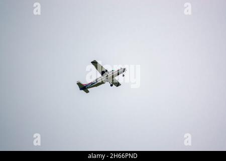 Das Leichtflugzeug Cessna 208b Grand Caravan G-BZAH steigt vom Flugplatz auf, um ein Fallschirmsprungteam auf einem Übungssprung abzuwerfen Stockfoto