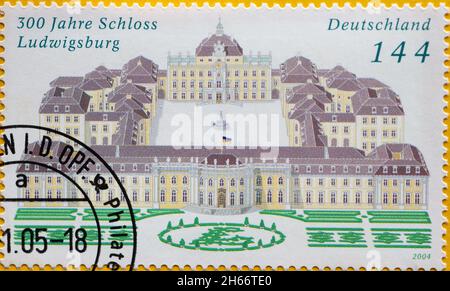 DEUTSCHLAND - UM 2004 : eine Briefmarke aus Deutschland, die einen Palastkomplex mit einem symmetrischen Garten zeigt. 300 Jahre Schloss Ludwigsburg Stockfoto