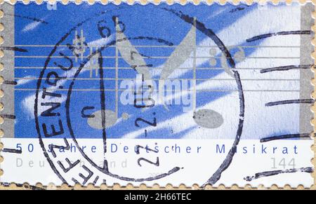 DEUTSCHLAND - UM 2004 : eine Briefmarke aus Deutschland, die Noten mit Noten zeigt. 50 Jahre Deutscher Musikrat Stockfoto