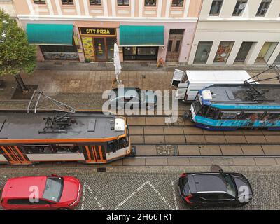 Straßenbahn in der Görlitz Berliner Straße von oben Stockfoto