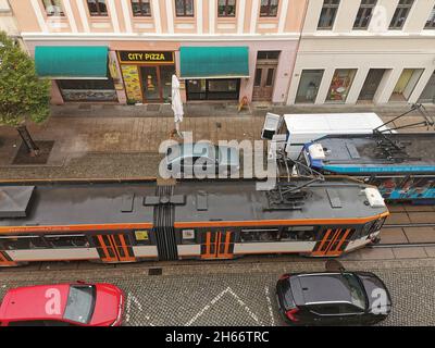 Straßenbahn in der Görlitz Berliner Straße von oben Stockfoto