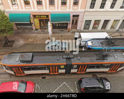 Straßenbahn in der Görlitz Berliner Straße von oben Stockfoto