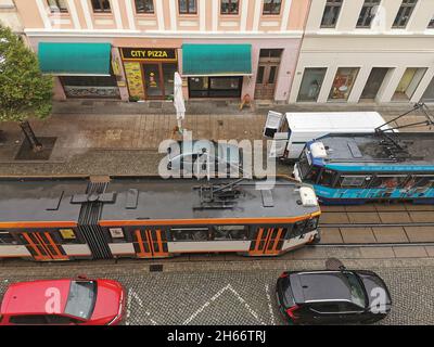 Straßenbahn in der Görlitz Berliner Straße von oben Stockfoto