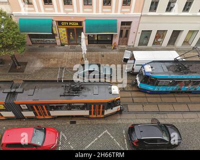 Straßenbahn in der Görlitz Berliner Straße von oben Stockfoto