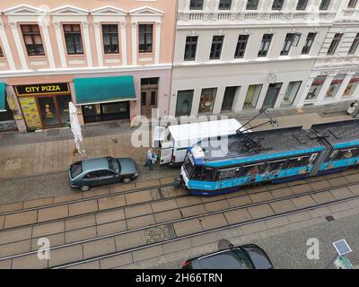 Straßenbahn in der Görlitz Berliner Straße von oben Stockfoto