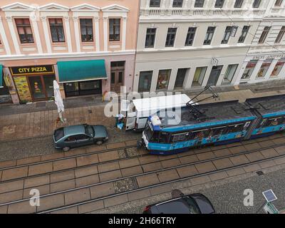 Straßenbahn in der Görlitz Berliner Straße von oben Stockfoto