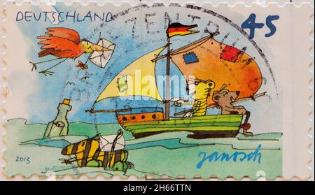 DEUTSCHLAND - UM 2013 : eine Briefmarke aus Deutschland, zeigt eine Briefmarke für die Kinder ein Segelboot aus Janosch Stockfoto