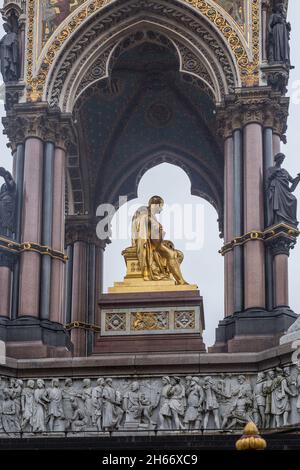 Albert Memorial, Kensington Gardens, London, 2021. Prinz Albert war Königin Victorias Ehemann und nach seinem Tod ließ sie ein Denkmal in Auftrag geben, das ist Stockfoto