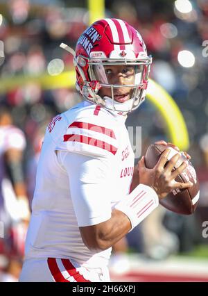 Troy, Alabama, USA. November 2021. Louisiana-Lafayette Ragin Cajuns Quarterback Levi Lewis (1) erwärmt sich vor einem NCAA-Fußballspiel zwischen den Troy Trojans und den Louisiana-Lafayette Ragin Cajuns im Veterans Memorial Stadium in Troy, Alabama. Brandon Sumrall/CSM/Alamy Live News Stockfoto