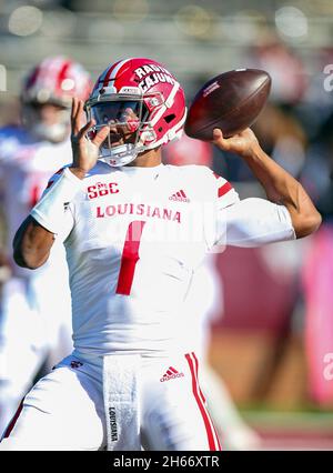 Troy, Alabama, USA. November 2021. Louisiana-Lafayette Ragin Cajuns Quarterback Levi Lewis (1) erwärmt sich vor einem NCAA-Fußballspiel zwischen den Troy Trojans und den Louisiana-Lafayette Ragin Cajuns im Veterans Memorial Stadium in Troy, Alabama. Brandon Sumrall/CSM/Alamy Live News Stockfoto