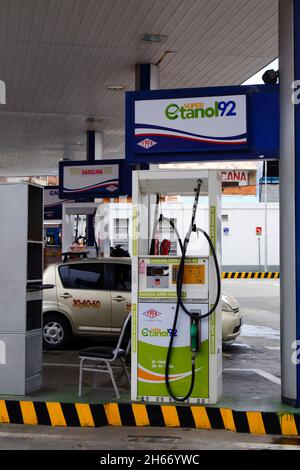 Super Ethanol 92 Kraftstoffpumpe in der Tankstelle in San Pedro, La Paz, Bolivien Stockfoto