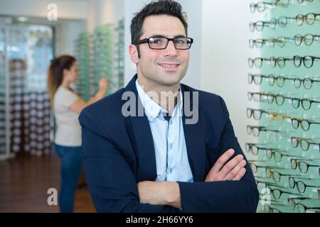 Schöner männlicher Augenarzt in der Klinik Stockfoto