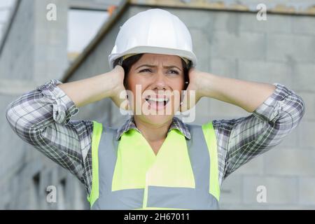 Frau Auftragnehmer Arbeiter mit Geräuschminimierung Stockfoto