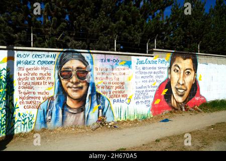 Senkata, El Alto, Bolivien. November 2021. Ein Wandgemälde an der Wand vor der Senkata-Treibstofffabrik, das Gerechtigkeit für die Opfer des Senkata-Massakers fordert. Dies geschah am 19. November 2019 während der Gewalt nach den umstrittenen Präsidentschaftswahlen vom 20. Oktober 2019. Bei gewalttätigen Zusammenstößen zwischen Sicherheitskräften und Anhängern des ehemaligen Präsidenten Evo Morales (der am 10. November zurückgetreten war), der das Werk blockiert hatte, starben mindestens 8 Zivilisten. Dieses Wandgemälde ist eine Hommage an 2 der Opfer Stockfoto