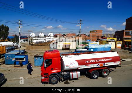 Senkata, El Alto, Bolivien. November 2021. Ein Tankwagen wartet vor der Senkata-Treibstofffabrik auf der Av 6 de Marzo / Camino Oruro in El Alto. Yacimientos Petrolíferos Fiscales Bolivianos (YPFB, Boliviens staatliches Öl- und Gasunternehmen) verfügt hier über eine große Raffinerie- und Speicheranlage, die La Paz beliefert; El Alto und Umgebung mit Benzin, Diesel und flüssigem Erdgas (in Flaschen für den Hausgebrauch und auch für Fahrzeuge und andere Industrien). Im Hintergrund sind einige Flüssiggas-Tankwagen und sphärische Gasspeichertanks zu sehen. Stockfoto