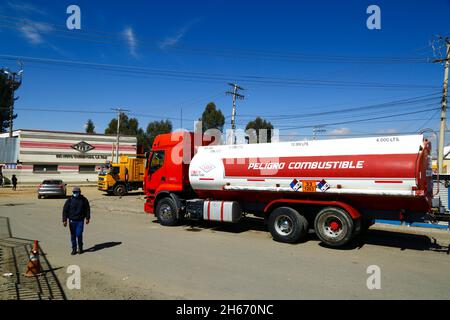 Senkata, El Alto, Bolivien. 13.. November 2021. Ein Tankwagen mit „Danger Fuel“ in spanischer Sprache auf der Seite des Tanks wartet vor der Senkata Fuel Plant auf der Av 6 de Marzo / Camino Oruro in El Alto. Yacimientos Petrolíferos Fiscales Bolivianos (YPFB, Boliviens staatliches Erdöl-/Kohlenwasserstoffunternehmen) verfügt hier über eine große Raffinerie und Lageranlage: Sie ist auch das Vertriebszentrum für die Versorgung von La Paz, El Alto und der Umgebung. Stockfoto