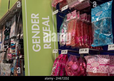 Gender-Enthüllung in einem Party City-Geschäft in New York City, USA 2021 Stockfoto