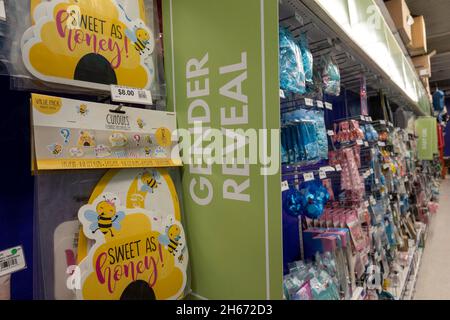 Gender-Enthüllung in einem Party City-Geschäft in New York City, USA 2021 Stockfoto