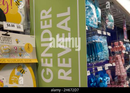 Gender-Enthüllung in einem Party City-Geschäft in New York City, USA 2021 Stockfoto