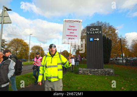 Street, Somerset, Großbritannien, 13. November 2021: Hunderte von Mitarbeitern der Clarks SOEs, die einen Brand verüben und die Situation zu viel weniger günstigen Konditionen wieder in die Höhe ziehen, waren solidarisch mit etwa 150 Mitarbeitern der Clarks SOEs. Einige arbeiten dort seit vierzig Jahren.Agenturmitarbeiter werden eingezogen, um streikende Arbeiter zu decken, die bessere Bezahlung erhalten. Der Streik geht weiter. Kredit: Natasha Quarmby/Alamy Live Nachrichten Stockfoto