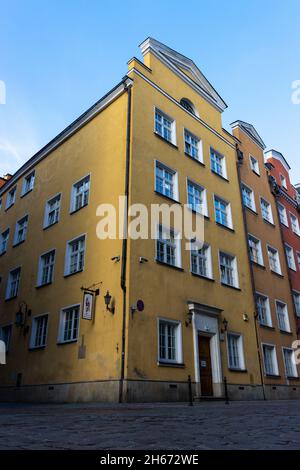 DANZIG, POLEN - 08. Oktober 2021: Die farbenfrohe Architektur der Altstadt von Danzig, Polen Stockfoto