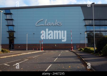 Street, Somerset, Großbritannien, 13. November 2021: Hunderte von Mitarbeitern der Clarks SOEs, die einen Brand verüben und die Situation zu viel weniger günstigen Konditionen wieder in die Höhe ziehen, waren solidarisch mit etwa 150 Mitarbeitern der Clarks SOEs. Einige arbeiten dort seit vierzig Jahren.Agenturmitarbeiter werden eingezogen, um streikende Arbeiter zu decken, die bessere Bezahlung erhalten. Der Streik geht weiter. Kredit: Natasha Quarmby/Alamy Live Nachrichten Stockfoto