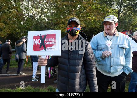 Street, Somerset, Großbritannien, 13. November 2021: Hunderte von Mitarbeitern der Clarks SOEs, die einen Brand verüben und die Situation zu viel weniger günstigen Konditionen wieder in die Höhe ziehen, waren solidarisch mit etwa 150 Mitarbeitern der Clarks SOEs. Einige arbeiten dort seit vierzig Jahren.Agenturmitarbeiter werden eingezogen, um streikende Arbeiter zu decken, die bessere Bezahlung erhalten. Der Streik geht weiter. Kredit: Natasha Quarmby/Alamy Live Nachrichten Stockfoto