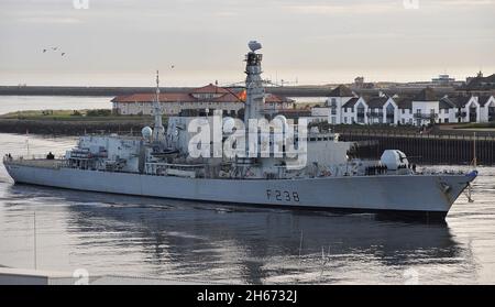 AJAXNETPHOTO. NOVEMBER 2021. HAFEN VON TYNE, ENGLAND. - FREGATTE KOMMT AN - TYP 23 FREGATTE HMS NORTHUMBRLAND NACH INNEN IN TYNESIDE. FOTO:TONY HOLLAND/AJAX REF:DTH211011 9464 Stockfoto