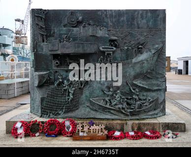 AJAXNETPHOTO. APRIL 2019. CHATHAM, ENGLAND. - CHATHAM HISTORIC DOCKYARD - DAS NATIONAL DESTROYER MEMORIAL, EINE BRONZESKULPTUR NEBEN DEM ERHALTENEN ZERSTÖRER DER KLASSE HMS CAVALIER DES 2. WELTKRIEGS, DER ZWISCHEN 1939 UND 45 DEN 11,000 MANN UND 142 ROYAL NAVAL- UND ALLIIERTEN-ZERSTÖRERN VERLOREN GING. AUF DER RÜCKSEITE DER TAFEL SIND DIE NAMEN DER VERLORENEN SCHIFFE AUFGEFÜHRT; DIE SEITLICH GERICHTETE KAMERA ZEIGT, WIE SEELEUTE VON EINEM ZERSTÖRER AUS DEM MEER GEZUPFT WERDEN.FOTO:JONATHAN EASTLAND/AJAX REF:GX8 190304 158 Stockfoto