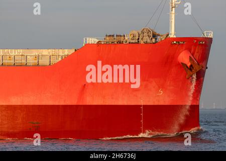 Bug eines Massengutfragers auf der Elbe Stockfoto