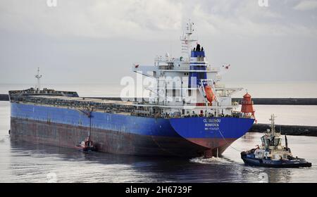 AJAXNETPHOTO. NOVEMBER 2021. NORTH SHIELDS, ENGLAND. - NACH AUSSEN GEBUNDEN - DIE LIBERIANER REGISTRIERTEN DEN MASSENGUTFRACHTER CL SUZHOU, DER IN BALLAST VOM FLUSS TYNE NACH AUSSEN GEBUNDEN WAR, MIT 44,109 TONNEN BRUTTOTONNE.FOTO:TONY HOLLAND/AJAX REF:DTH211311 9452 Stockfoto