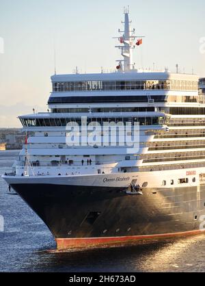 AJAXNETPHOTO. OKTOBER 2021. NORTH SHIELDS, ENGLAND. - HINFAHRT - DIE CUNARD-KREUZFAHRT-LINIENSCHIFF KÖNIGIN ELIZABETH NACH AUSSEN VOM FLUSS TYNE.FOTO:TONY HOLLAND/AJAX REF:DTH210410 9380 Stockfoto