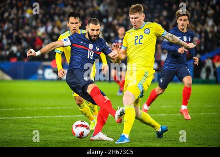 Creteil, Frankreich, Frankreich. November 2021. Karim BENZEMA aus Frankreich und Aleksandr MAROCHKIN aus Kasachstan während des FIFA World Cup Qualification 2022 Gruppe-D-Spiels zwischen Frankreich und Kasachstan im Stadion Parc des Princes am 13. November 2021 in Paris, Frankreich. (Bild: © Matthieu Mirville/ZUMA Press Wire) Stockfoto